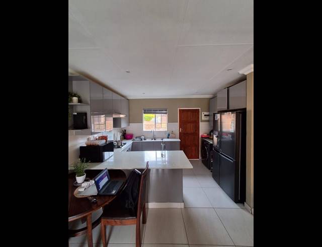3 BEDROOM HOUSE FOR SALE IN HEUWELSIG ESTATE
